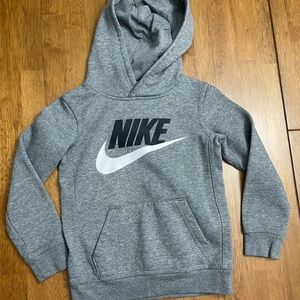 Boys Nike hooded pullover sweatshirt